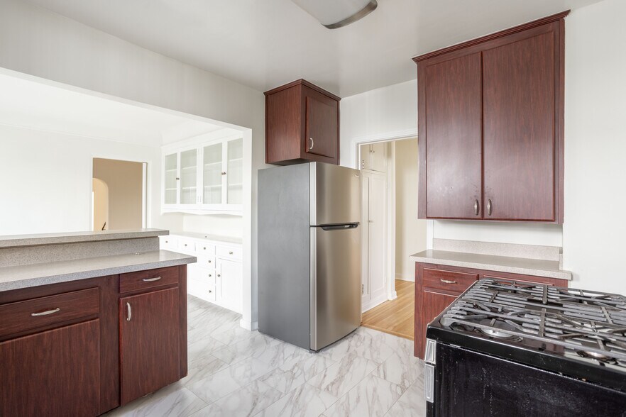 Building Photo - 165 S Mansfield Ave