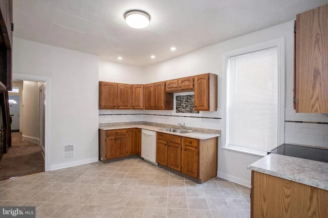 Building Photo - 5 Bedroms 1&1/2 Bathroom