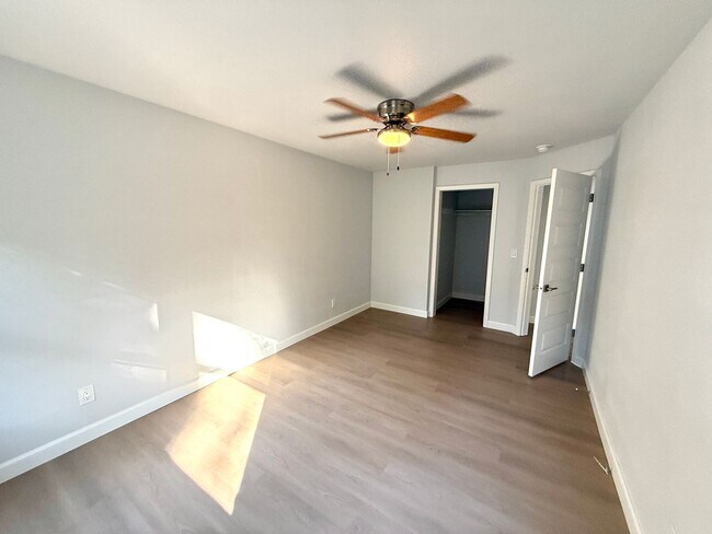 Building Photo - 428 Roanoke St E