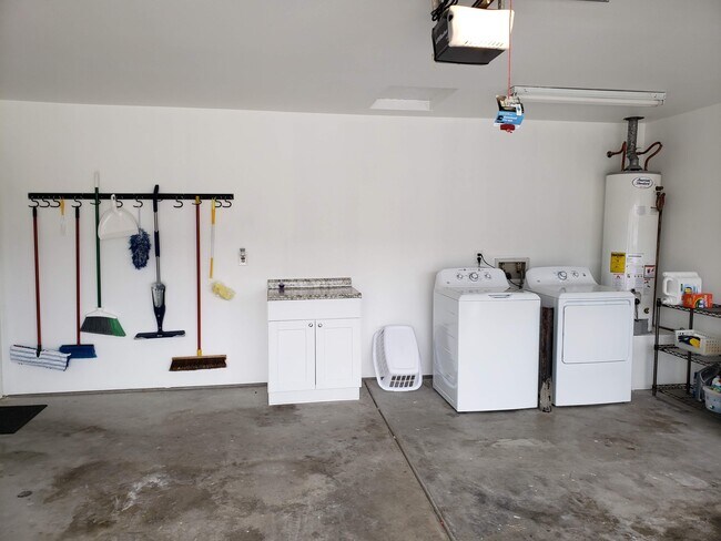 Building Photo - 819 Gemstone Ave
