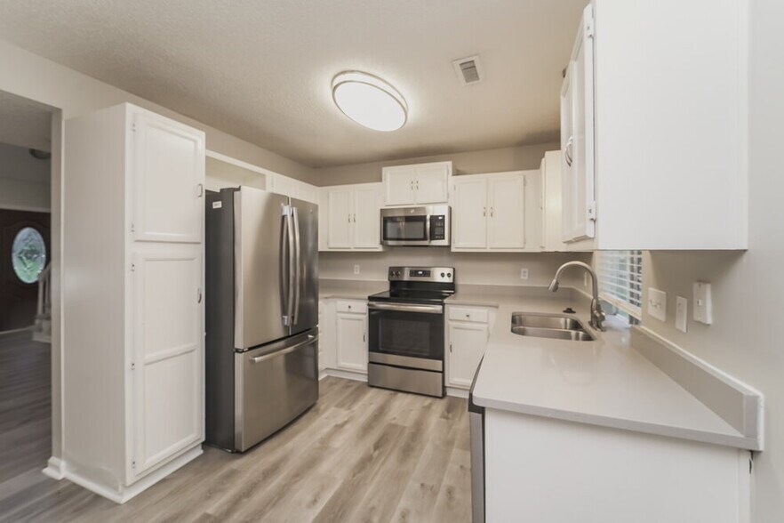 Building Photo - 9000 Oren Thompson Rd