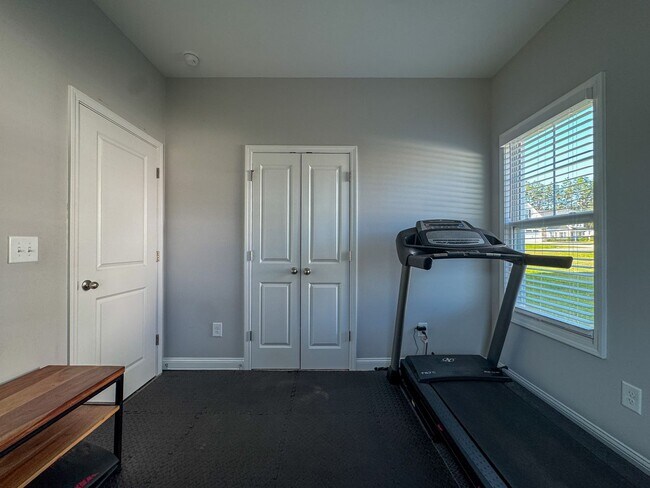 Building Photo - Spacious 4 Bed 3 Bed Home in Pine Forest School District