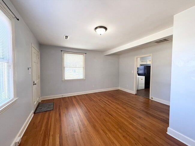 Building Photo - Charming 2 Bedroom Home With Spacious Yard!