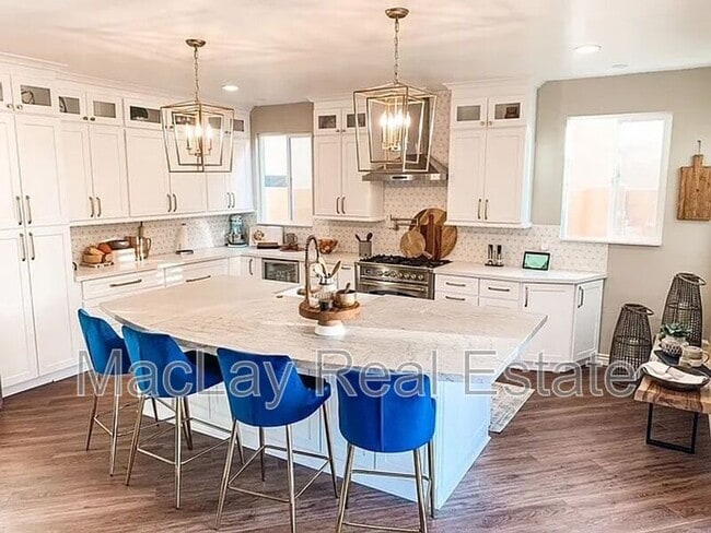 Building Photo - 15410 S 17th Ln