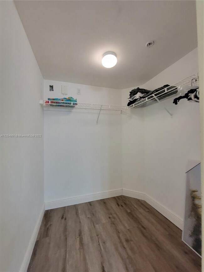 Building Photo - 400 Scotia Dr