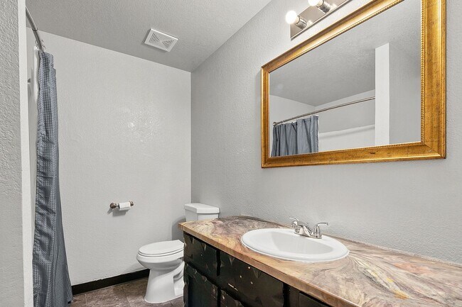 Building Photo - 2bed, 1.5 bath Duplex with Garage & Fenced Yard!