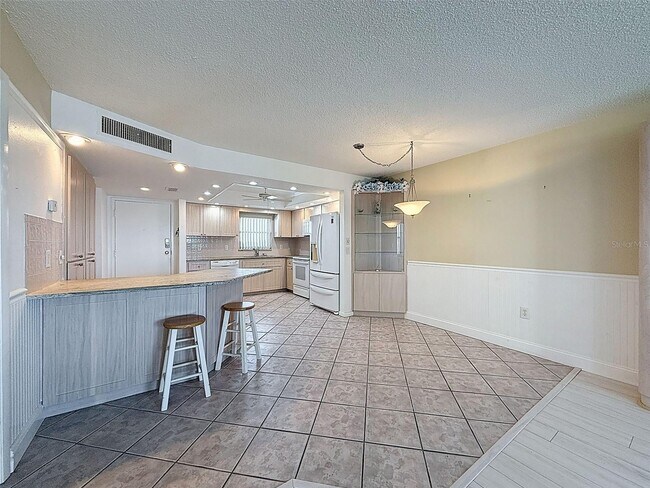 Building Photo - 4550 Cove Cir