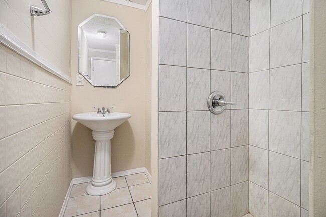 Building Photo - 4 Bedroom 2.5 Bath House