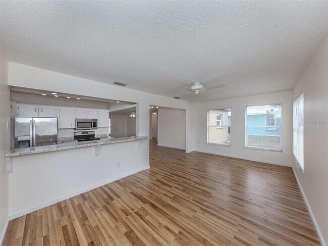 Building Photo - 1215 Mango Ave