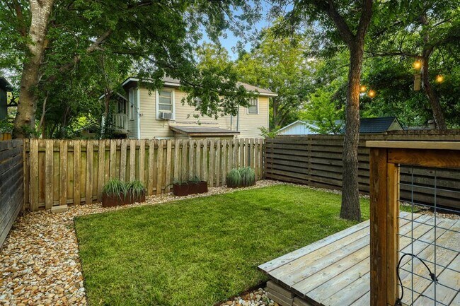 Building Photo - 2111 Brackenridge St