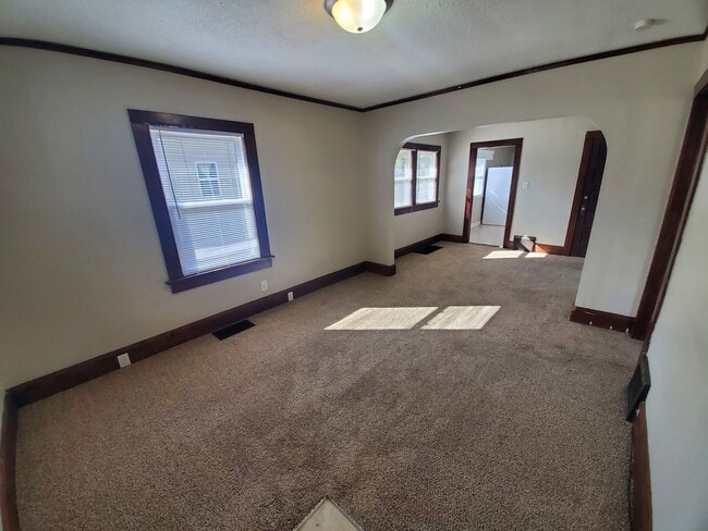 Building Photo - 2 bedroom, 1 bathroom with 1 car garage!