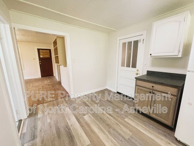 Building Photo - 164 N Spring St