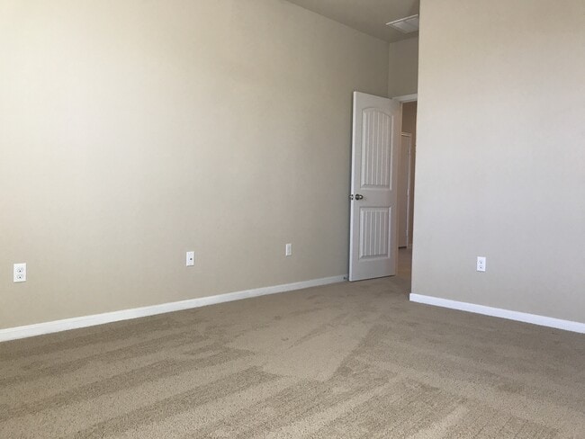 Building Photo - FIVE BEDROOM, THREE BATH 1-STORY HOME
