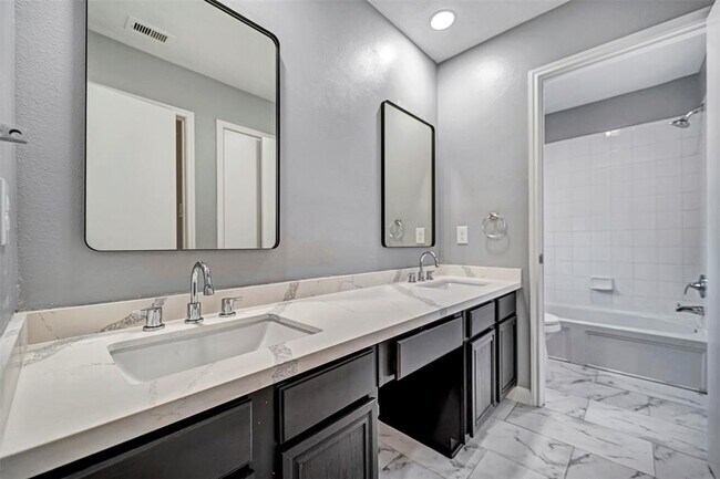Building Photo - 22250 Queenbury Hills Dr