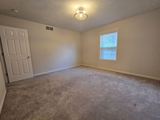 Building Photo - Spacious 4 Bedroom Duplex in North Normal ...