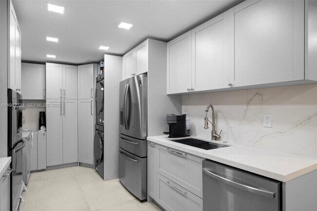 Building Photo - 1121 Crandon Blvd