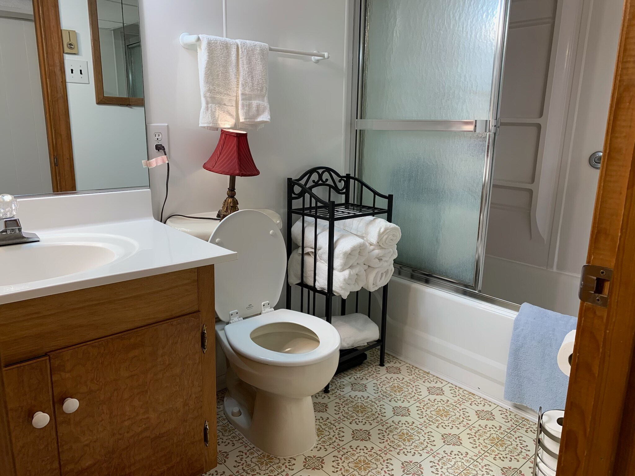 South Apt Bath (Step up) - 610 Lockett Rd