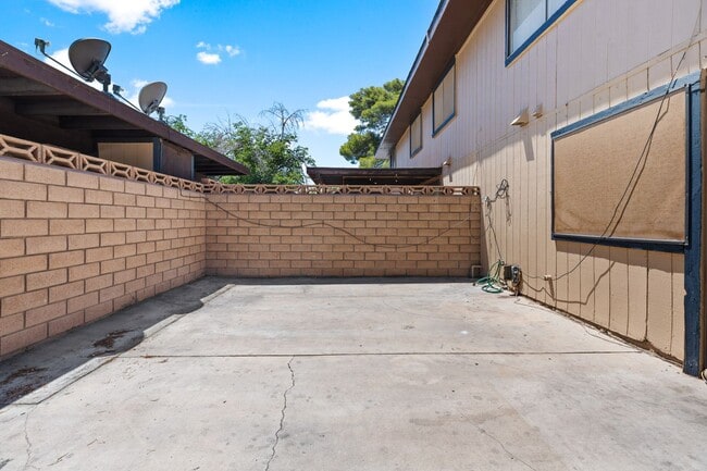 Building Photo - SPACIOUS 3BEDROOM TOWNHOUSE IN 89103