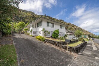 Building Photo - UPGRADED 4BR 2BA House in MANOA with SPLIT...