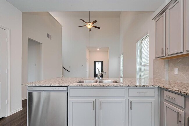 Building Photo - 18414 Hilltop Climb Dr