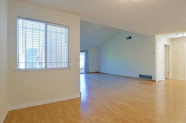 Building Photo - Great Home in Secure Complex