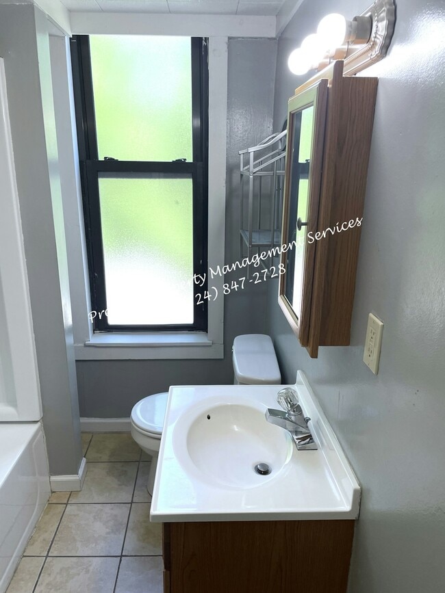 Building Photo - 916 3rd Ave