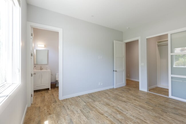 Building Photo - 4 Br 5 Ba with STUNNING VIEWS and Jacuzzi