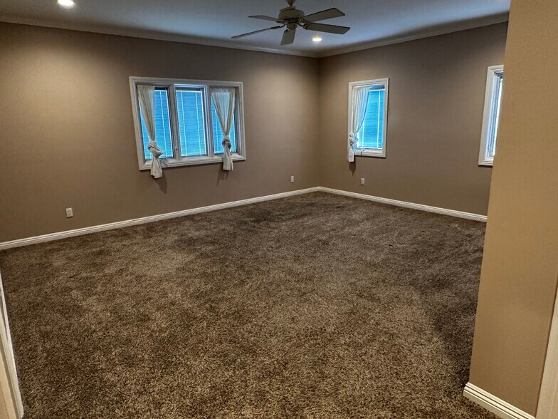 Building Photo - 5560 Buffalo Ave