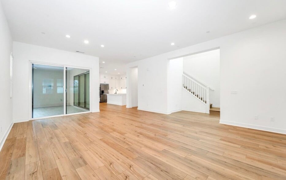 Building Photo - 440 Chorus