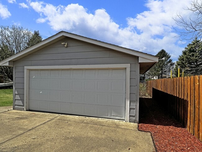 Building Photo - 3421 Placer Ave