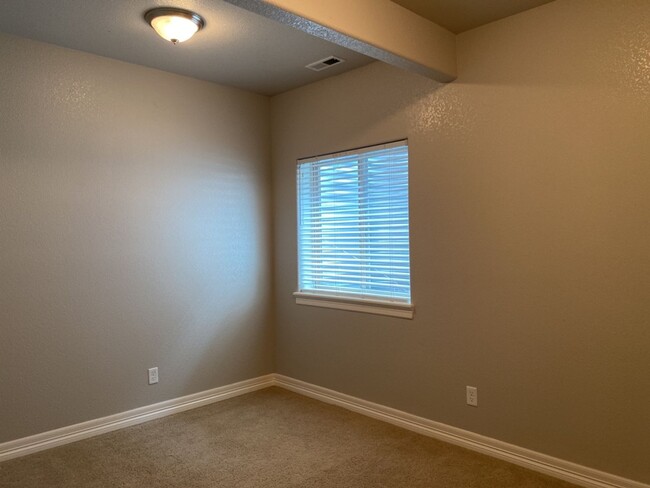 Building Photo - Start a Lease by 2/28/25 and pay $2,800 fo...