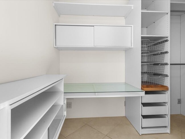 Building Photo - 65 E India Row