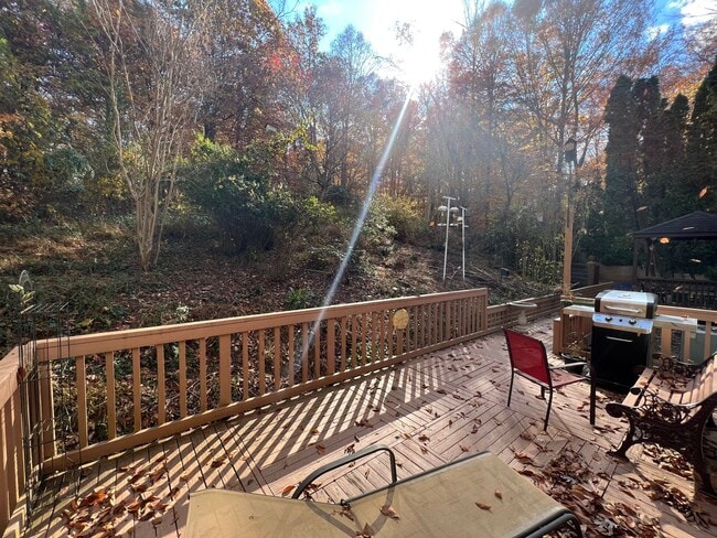 Building Photo - ***Coming Soon*** Spectacular 3 Bed 3.5 Bath Brick Home in Scenic Riverview Estates