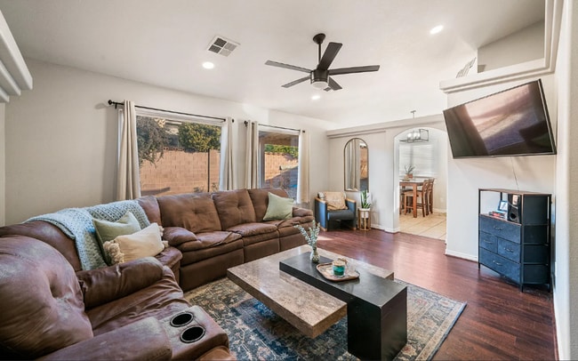 Building Photo - Cozy Home with ENCLOSED BACKYARD
