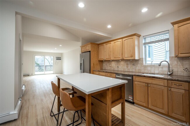 Building Photo - 14 Deane Pl