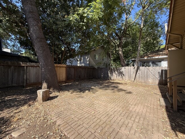Building Photo - 824 Olive St