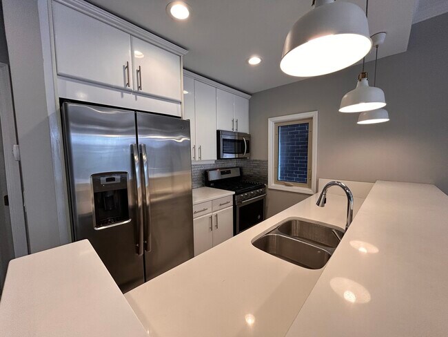 Building Photo - 2506 N Greenview Ave