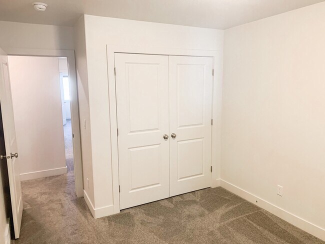 Building Photo - 371 1540 E