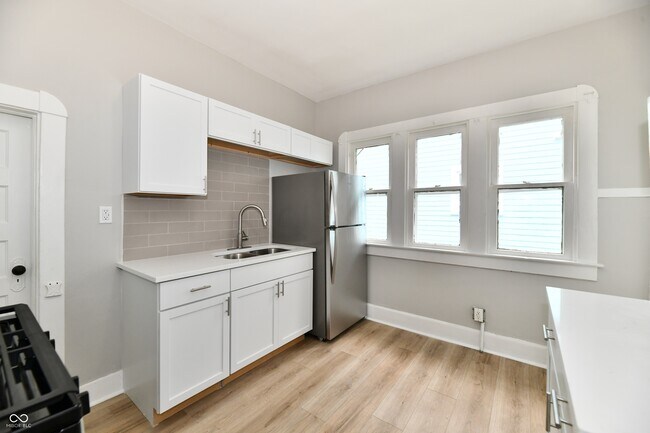 Building Photo - 852 N Rural St