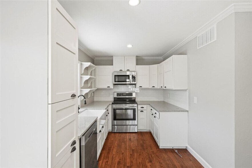 Building Photo - 1637 Dell Oak Dr