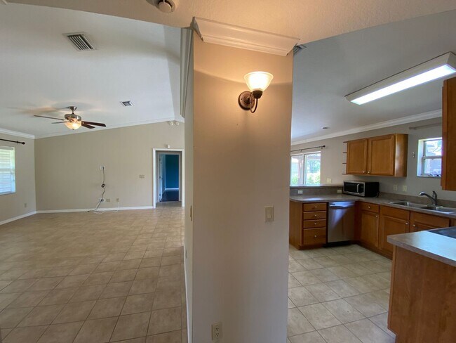 Building Photo - Desirable SW Rainbow Park Neighborhood 3/2...