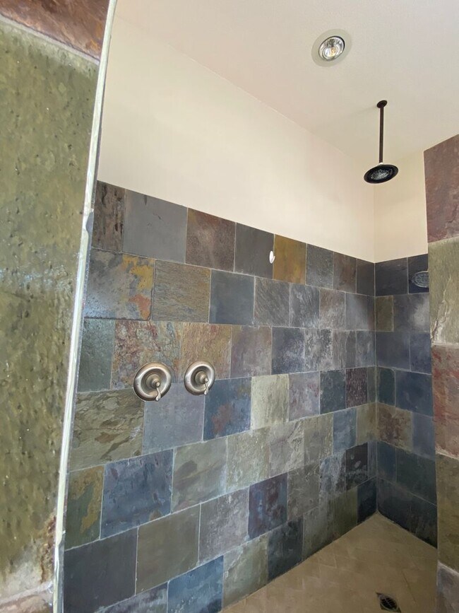 Building Photo - CALVADA VALLEY U.1 - Oakleaf Avenue