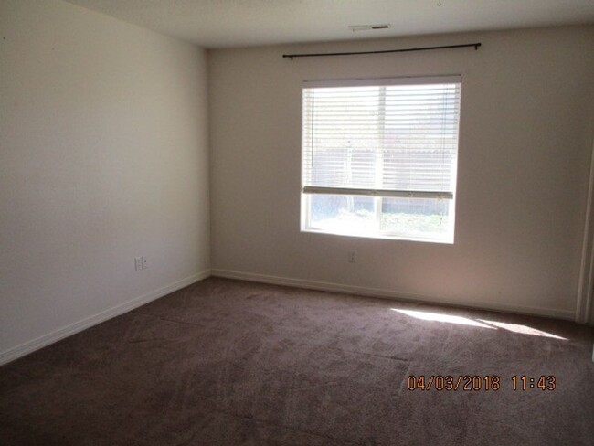 Building Photo - 3 bedroom 2 bath Twin Home - Pets considered!