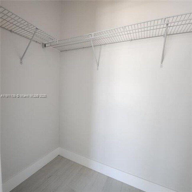 Building Photo - 950 Brickell Bay Dr