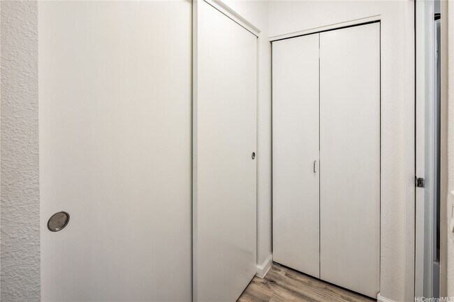 Building Photo - AVAILABLE NOW! 2 bed, 2 bath, 1 parking