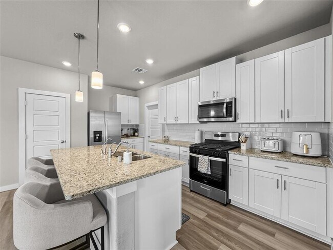 Building Photo - 18602 Etta Pnes Cir