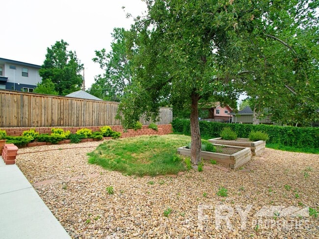 Building Photo - Classic bungalow with modern finishes in burgeoning Regis neighborhood.