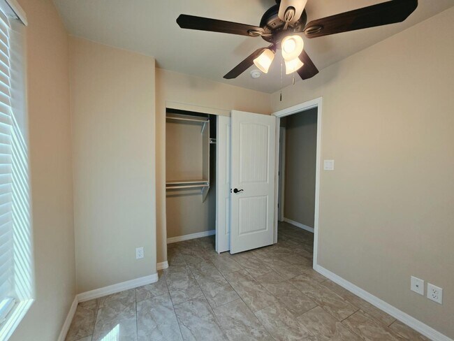 Building Photo - 546 S 15th Ave