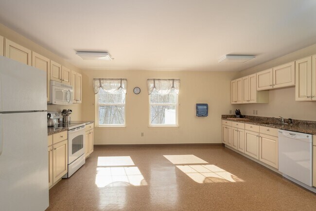 Building Photo - 1 bed, 1 bath independent senior living (55+ years of age) heat, hot water, & electricity include...