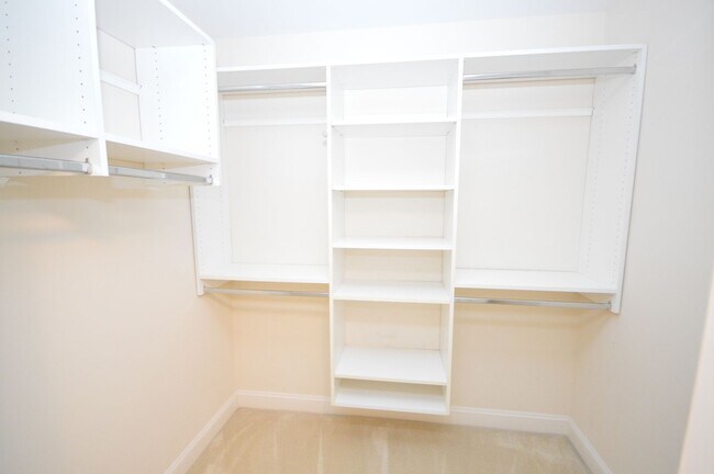 Building Photo - 114 Prestonian Pl